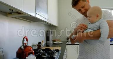 爸爸和小男孩在厨房准备咖啡